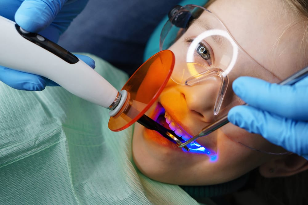 child getting sealants